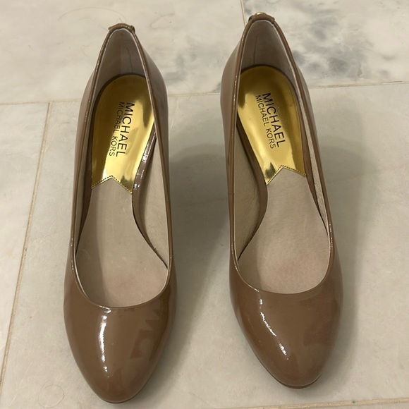 Michael Kors Tan Pump, Size 7 1/2 - Picture 2 of 12